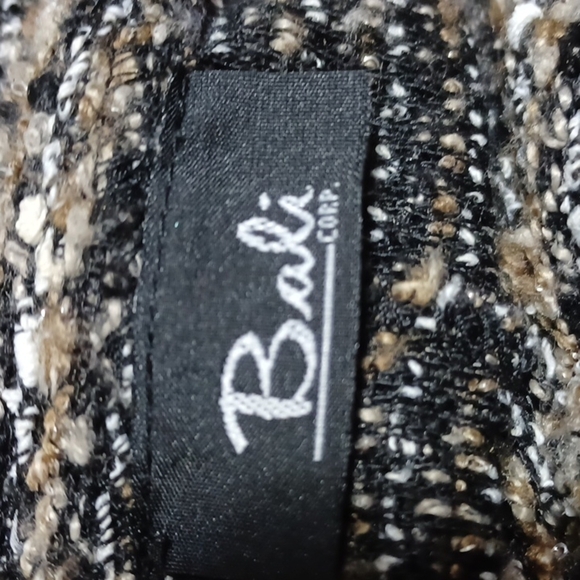 BALI CORP. SWEATER CAPE IN A BEAUTIFUL MULTI COLOR KNIT - Picture 7 of 7